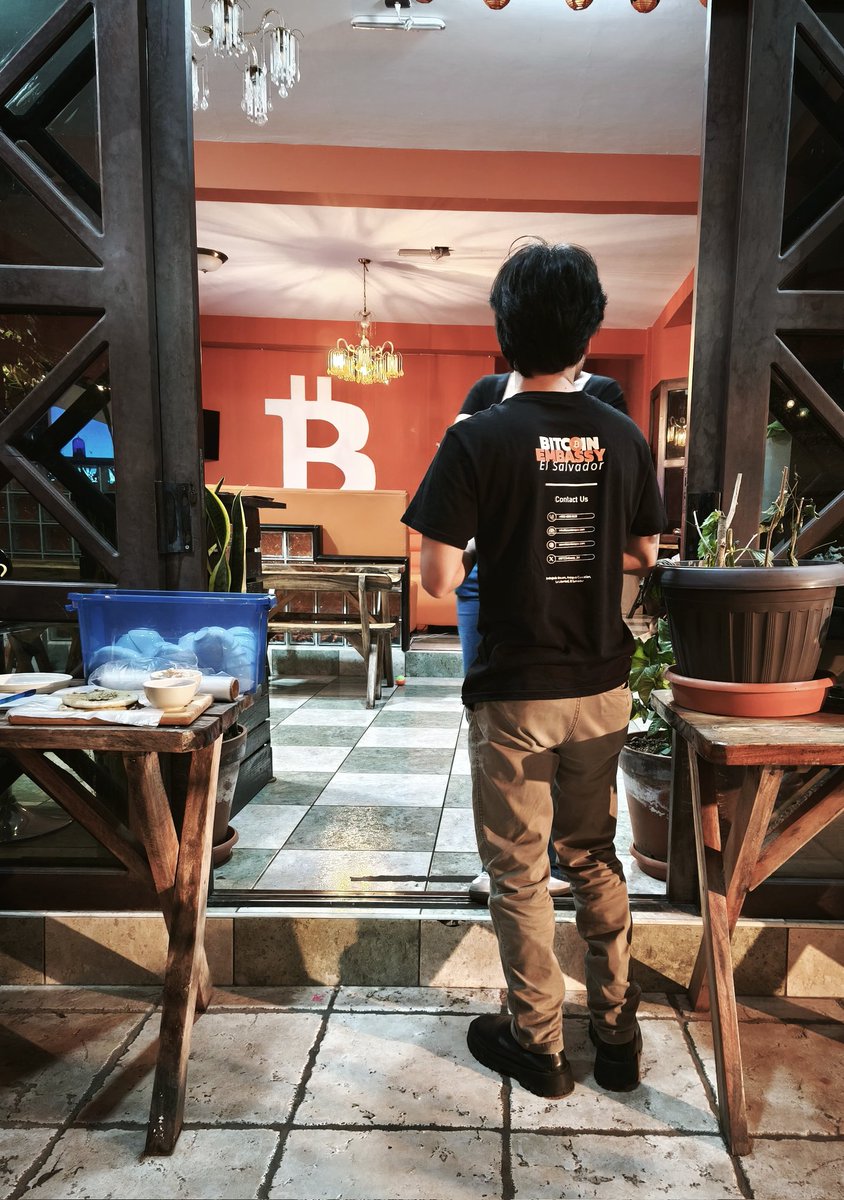 BTCEmbassy_SV's tweet photo. Having a fun night!
#Bitcoin #BitcoinEmbassy #ElSalvador https://t.co/bz6POKNFY2