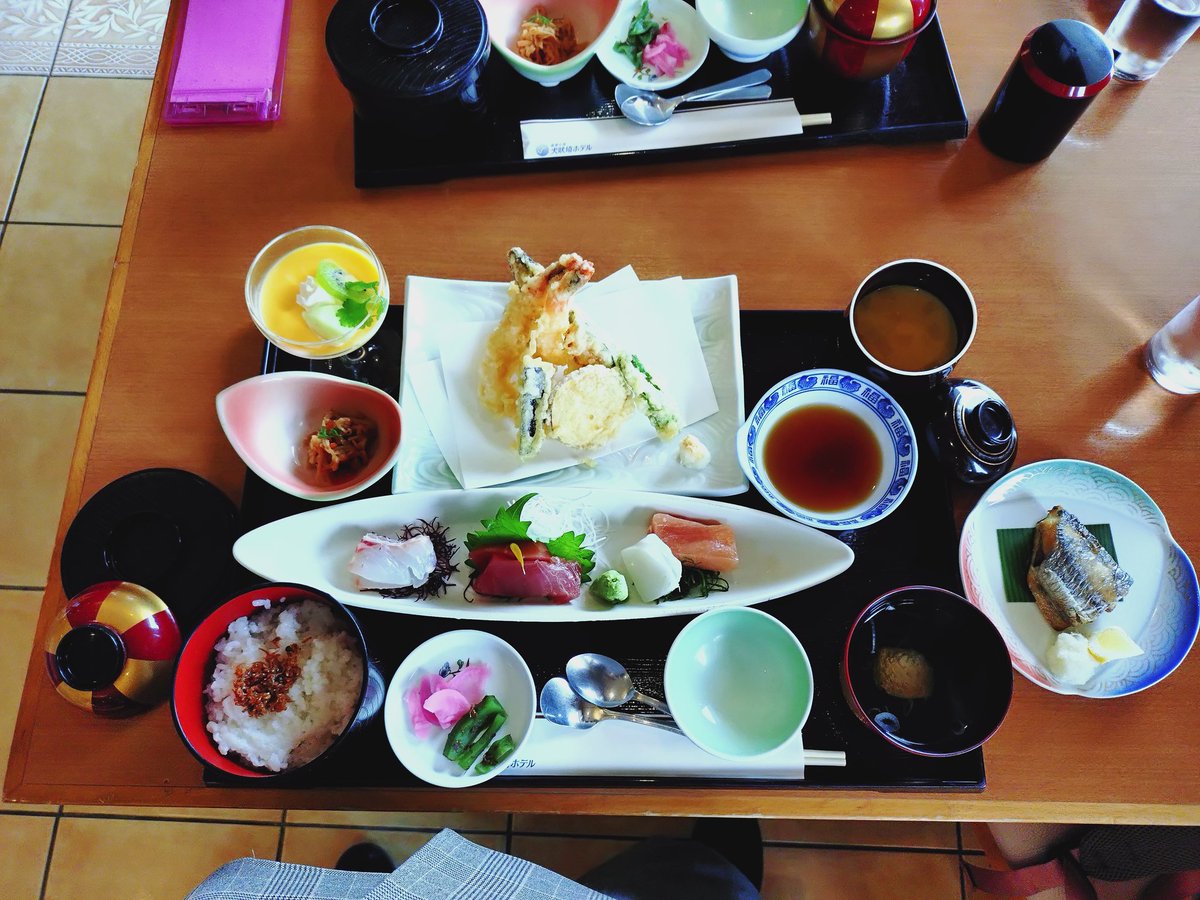 FZR53's tweet photo. 89歳の母が友人を饗すために 兄に勧められた 地元銚子のホテルのレストランに行った。
犬吠埼灯台と少し君ヶ浜が見える。
食事が届いて😊
ご飯を食べて 絶望😨
ベタベタでまるで病院食！
茶碗蒸しもプリンもザラザラ食感？
胃袋も口も拒否状態！
残念！！
知人には勧めちゃだめなやつですね。 https://t.co/dOcCKDMrgE