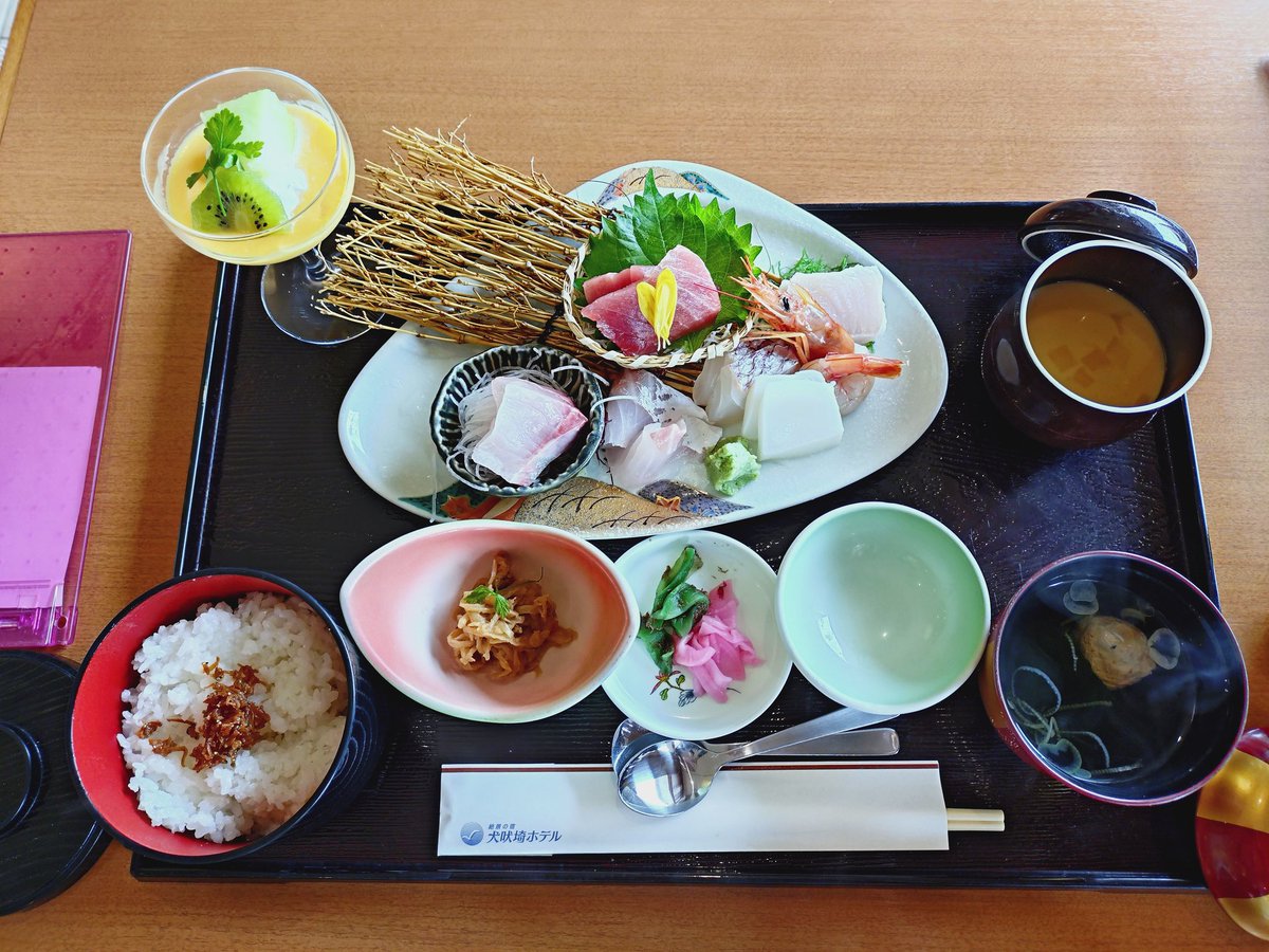 FZR53's tweet photo. 89歳の母が友人を饗すために 兄に勧められた 地元銚子のホテルのレストランに行った。
犬吠埼灯台と少し君ヶ浜が見える。
食事が届いて😊
ご飯を食べて 絶望😨
ベタベタでまるで病院食！
茶碗蒸しもプリンもザラザラ食感？
胃袋も口も拒否状態！
残念！！
知人には勧めちゃだめなやつですね。 https://t.co/dOcCKDMrgE