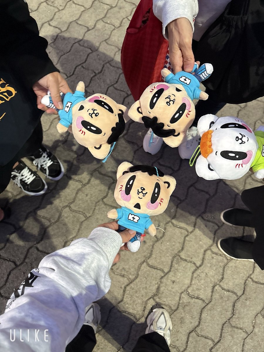 AZU0528's tweet photo. GENERATIONS 6IX SENSE大阪2日目

相方ちゃんのおかげでジェ猫もゲットできて😭撮影会楽しかった🥹🩵🩷💚
関西弁の龍友くんいっぱい聞けたし
数寄劇場3パターン目も見れて大阪きてよかったー！
一旦次の予定はないけど😭😭年内もう1回会えますよーに🙏😭
#GENE_6IXSENSE https://t.co/Rmdqm0k1s5