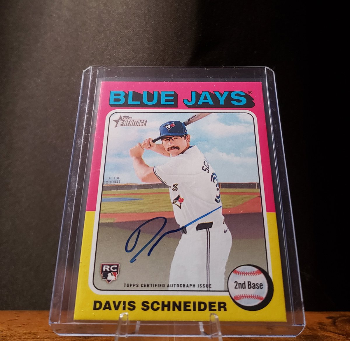 BruhBrands's tweet image. Tonight we have a Davis Schneider Rookie Real One Autograph of the Toronto Blue Jays from 2024 Topps Heritage High Number! 🤩💪👀🥳🔥💯😁💥🙌
#DavisSchneider #RealOneAuto #2024ToppsHeritage #BlueJays #RookieCard #thehobby 
@CardPurchaser @Topps @FanaticsCollect @BlueJays @MLB