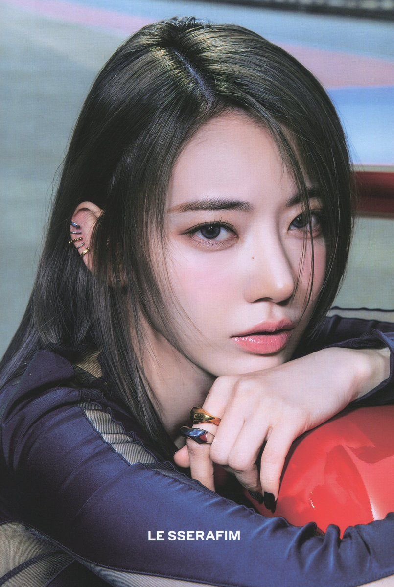 宮脇咲良さんがデビュー初期の髪型後悔してると言ってて前髪分けてるこの頃のさくちゃんも非常に大好きビジュアルです！！と声を大にして言いたい