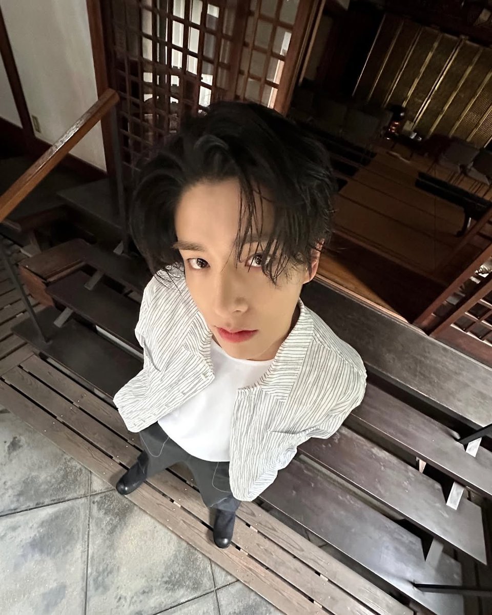 Jakehypens's tweet image. #ADERERROR's time. Leading the way in this classic mansion with a sophisticated posture, careful positioning, and a sparkling touch that exudes timeless attractiveness.