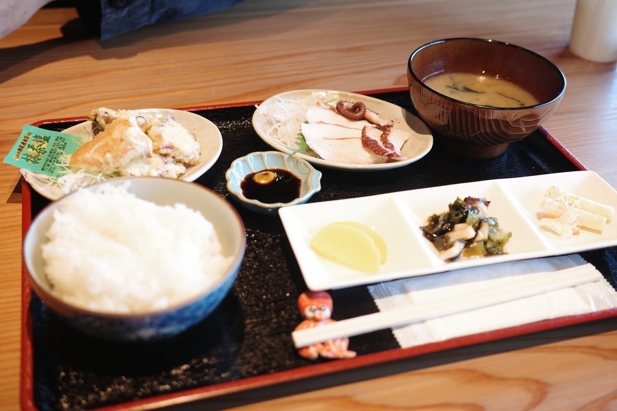 setouchikagawa's tweet photo. #せとうち香川ワーケーションweeks

丸亀本島にある「キッチンうみ」でランチ🍽️
地元の漁師さんがとったお魚料理が自慢です。
本島のタコは柔らかくて美味しい〜🐙 https://t.co/ZIESlFQDV5