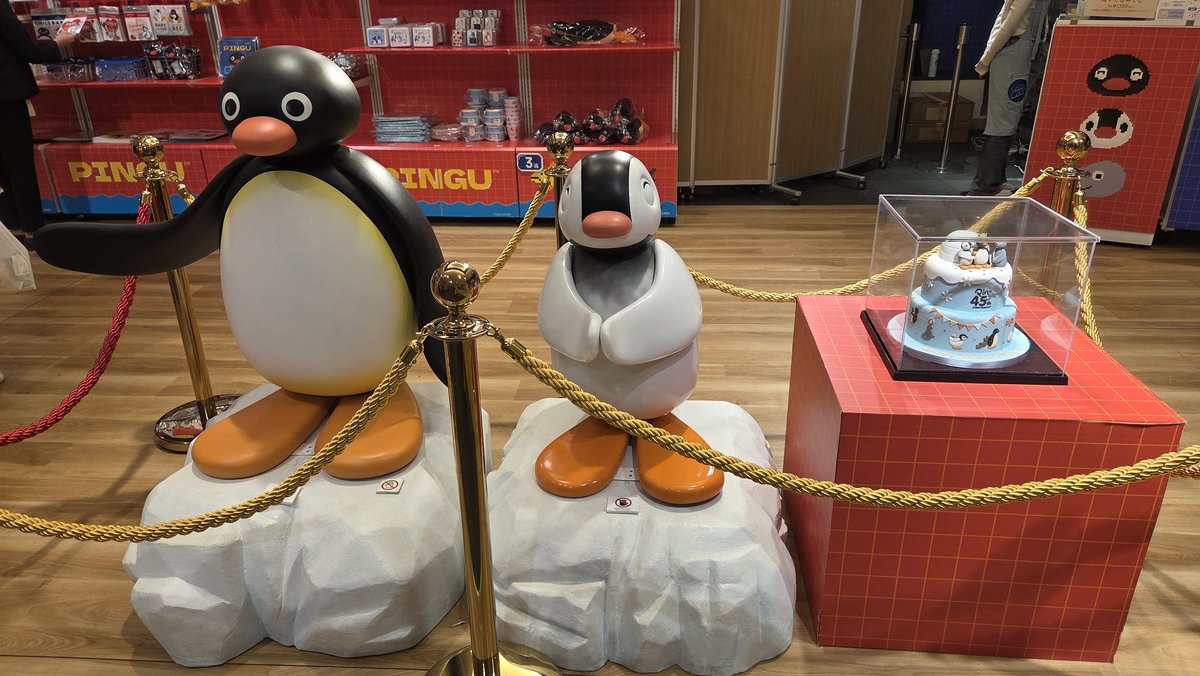 東京ソラマチ®4F12番地で開催中のPOP UP STOREにてピングーのバースデーケーキの展示がスタート🎂✨
インスタライブではご覧いただけなかったサイドや後ろのデザインもご覧いただけます♥️

🧭会場🧭
東京ソラマチ®4F12番地

🌈期間🌈
2025.10.16(木)〜11.10(月)

🧊営業時間🧊
10:00〜21:00