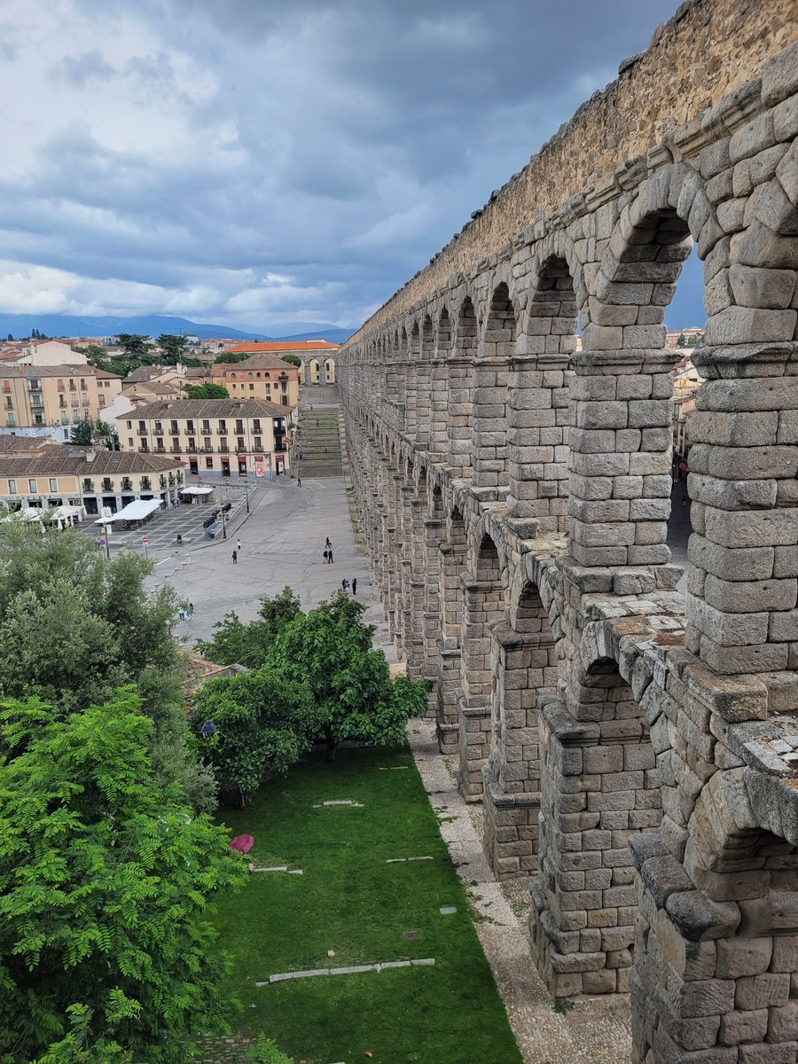 ChanceGardiner's tweet image. 550 anni prima che Maometto portasse a pascolare i cammelli, pulendosi il sedere con i sassi (è nei testi islamici) e sposando una bambina di 6 anni, i romani costruivano l&apos;Acquedotto di Segovia di 17 km, e altri 800 acquedotti romani per una lunghezza complessiva di 5.000 km.