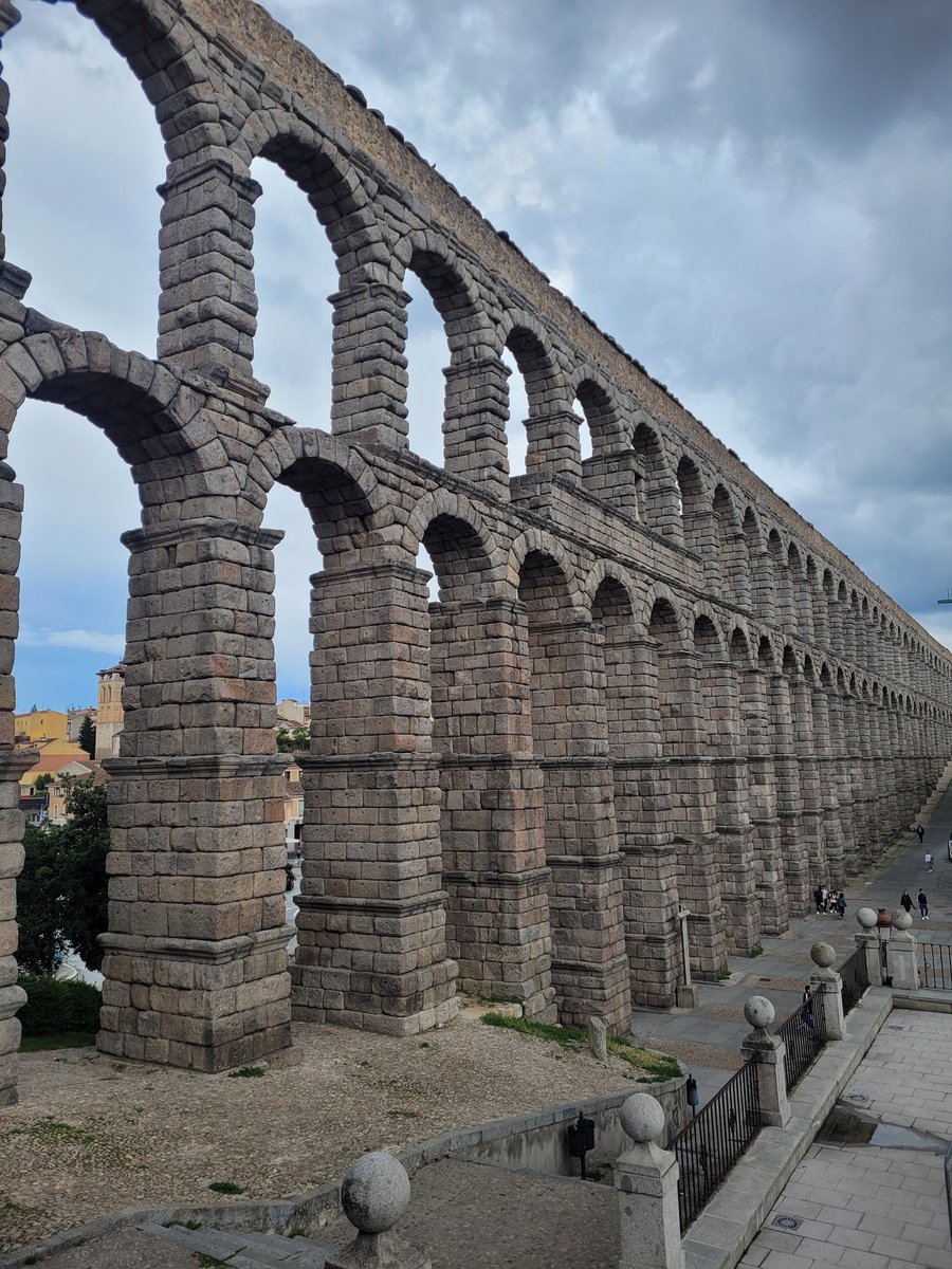 ChanceGardiner's tweet image. 550 anni prima che Maometto portasse a pascolare i cammelli, pulendosi il sedere con i sassi (è nei testi islamici) e sposando una bambina di 6 anni, i romani costruivano l&apos;Acquedotto di Segovia di 17 km, e altri 800 acquedotti romani per una lunghezza complessiva di 5.000 km.