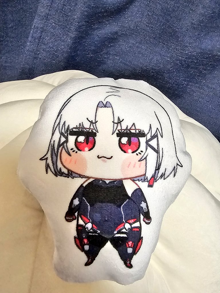 メンテ明けからドレイクさんミニクッションと一緒に更新メインストーリー進めてました まだ途中ですがやむなく出勤……!

左:わぁ～!♡なシーンのとき
右:どわー!💥なシーンのとき 