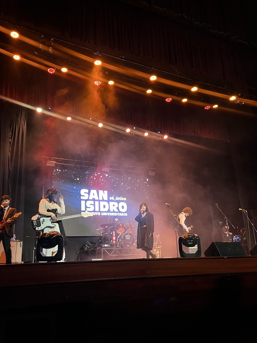 CulturaCUE's tweet photo. 🎸 ¡Arranca la final del Intercolegial de Bandas Cuenca, Capital del Rock!
Desguised Ones del Colegio Alicia Loza Meneses abre la noche tras obtener el tercer lugar 🔥
✅#Propuesta5 “Cuenca Ciudad de la Música”, que impulsa el talento joven. 🎶
#CuencaCiudadDeLaMúsica #SeSiente https://t.co/YtINhCSM9b