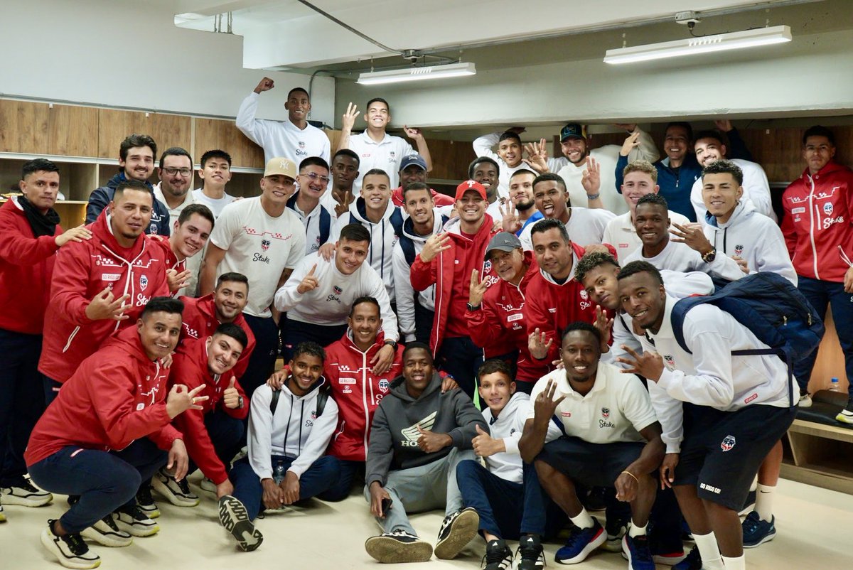 FortalezaCEIF's tweet image. Comenzamos con 16 muchachos, unos conos y unos petos en una cancha del barrio el Luján en Bogotá.

Con una idea muy fuerte en la mente…
Que si formábamos íntegramente, reconociendo todos los niveles humanos de una persona, entonces podría jugar mejor, competir más fuerte y lo…