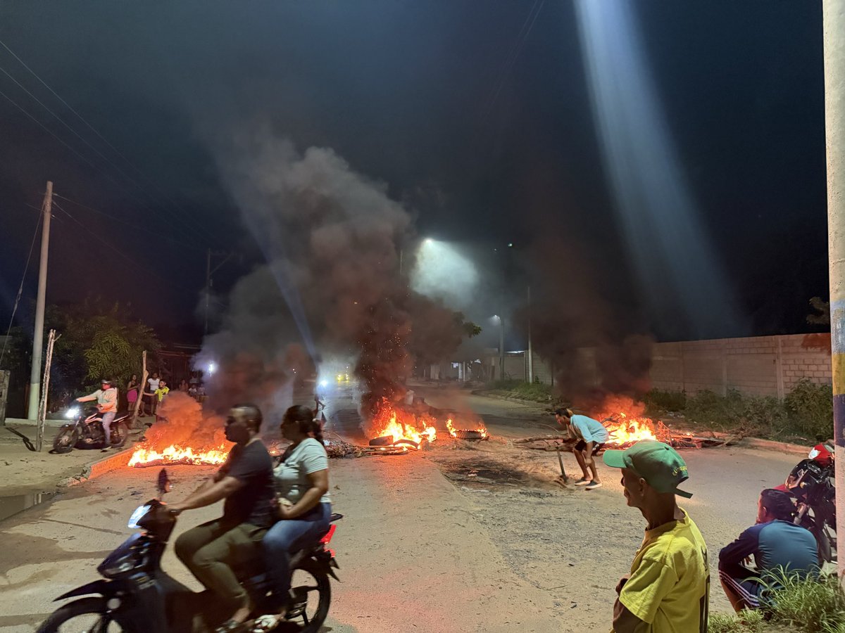 Isaacyg18's tweet photo. @Aire_Energia vecinos del Barrio Mano de Dios en Riohacha, La Guajira desde ayer a las 2am sin Energía reportan Mosquitos y altas temperaturas @petrogustavo @Superservicios @GenaroRedondoC https://t.co/9rmfAaAnsZ