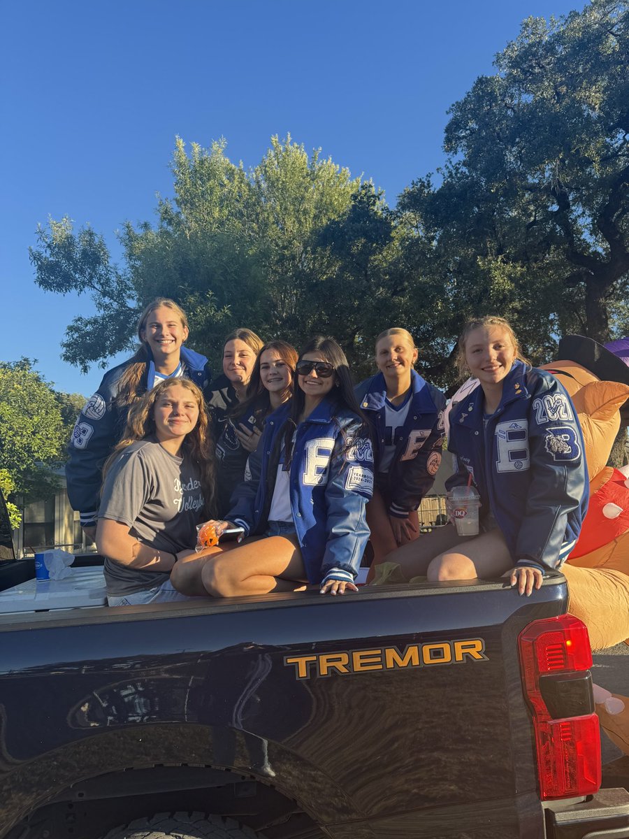 BanderaVball's tweet photo. Homecoming parade 2025!! Spooky float with some awesome girls!!🏐🏐🏐🏐💙 https://t.co/3m1XsTpW4S