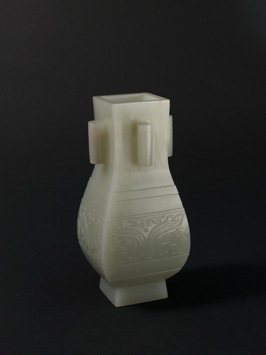 ShanghaiMuseum's tweet photo. In admiration of the “intact” social order in ancient times, retro aesthetics became popular during the Ming and Qing dynasties. This Qianlong era jade vase, for example, is decorated with animal mask patterns found on Shang and Zhou bronzeware.

#ChinesePatterns
兽面纹四贯耳玉瓶 https://t.co/HchI4lxkCQ