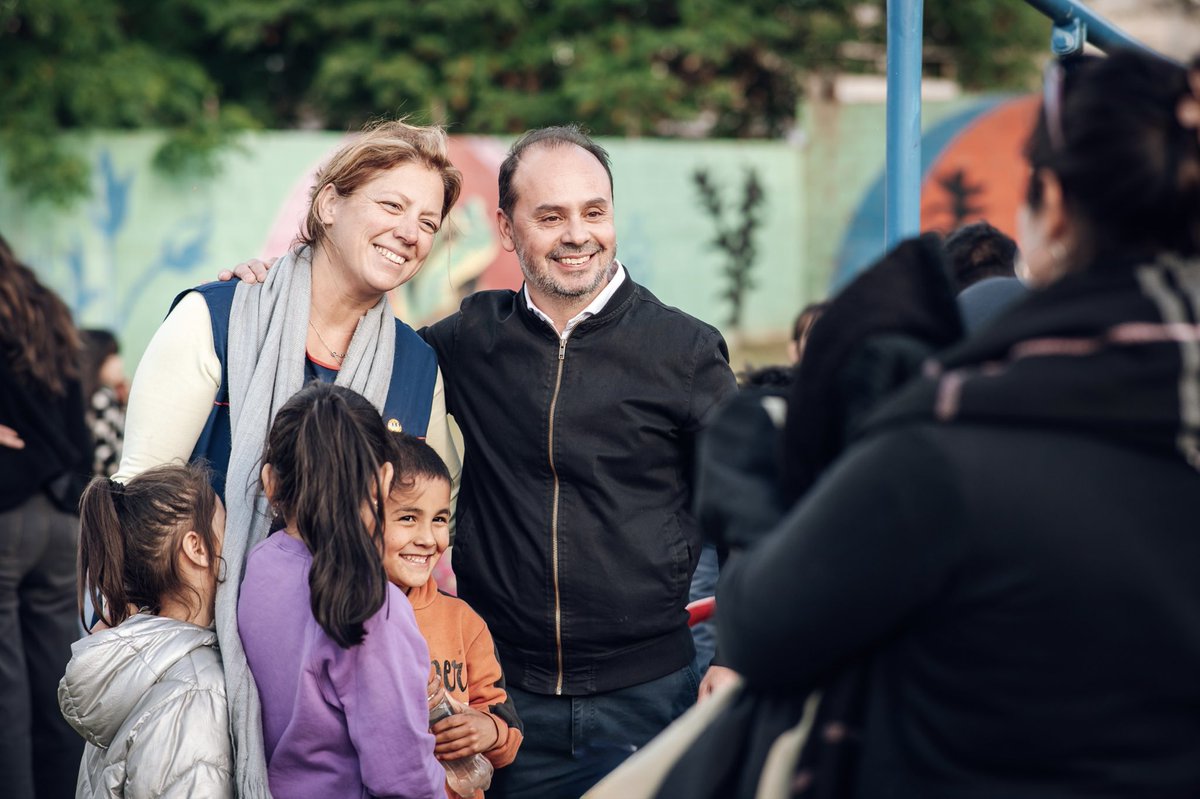 Dean_Rodrigo's tweet photo. EN BARRIO 16 DE NOVIEMBRE DISFRUTAMOS JUNTOS DEL NUEVO #POLI
Un espacio que hoy vibra con la energía del barrio: adultos, jóvenes y niños que lo llenan de vida. Ver a las familias hacerlo propio siempre confirma que cada obra cobra sentido cuando forma parte de la vida cotidiana. https://t.co/8CBDcCt0kL