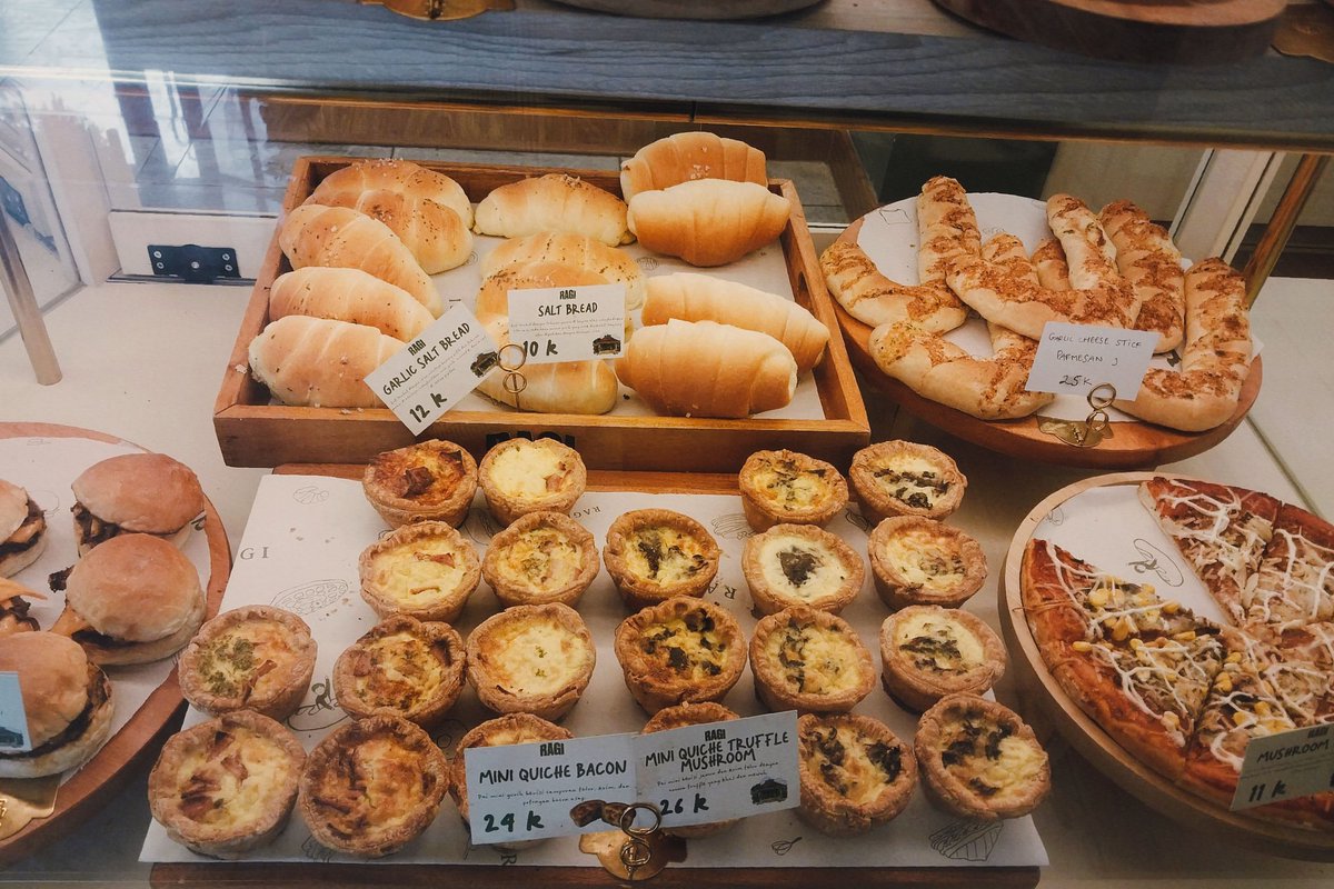fallforhyouck's tweet image. if u guys surabayans—go to Ragi Bake House, Ketabang