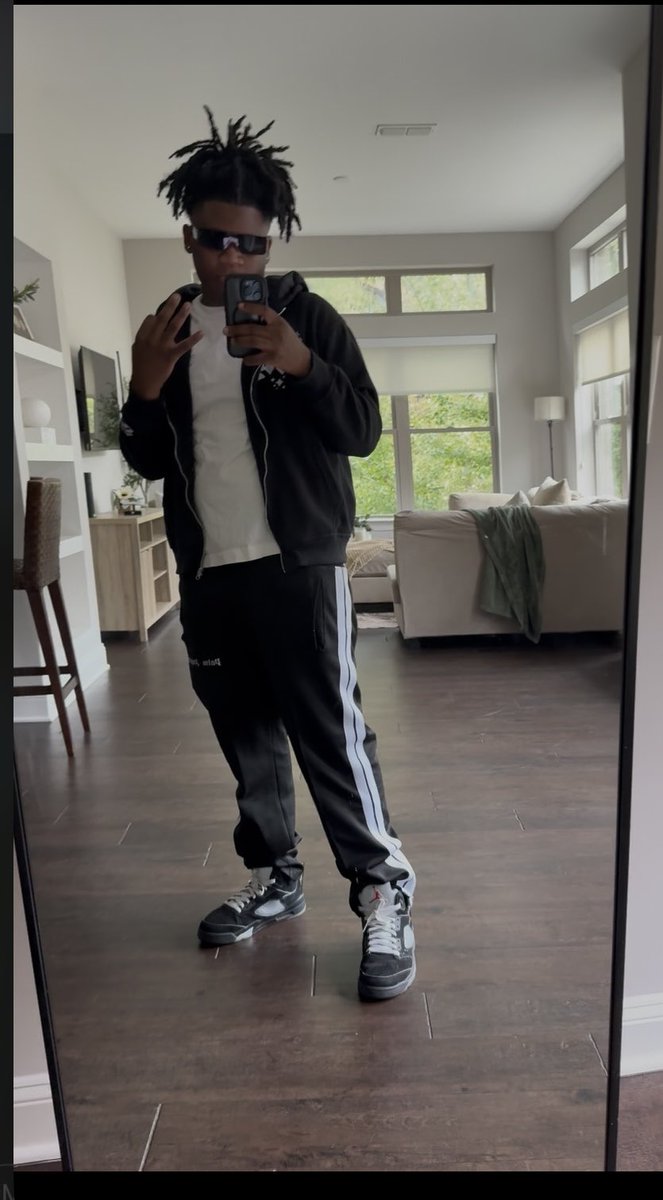 Freemoneyfeen tweet media