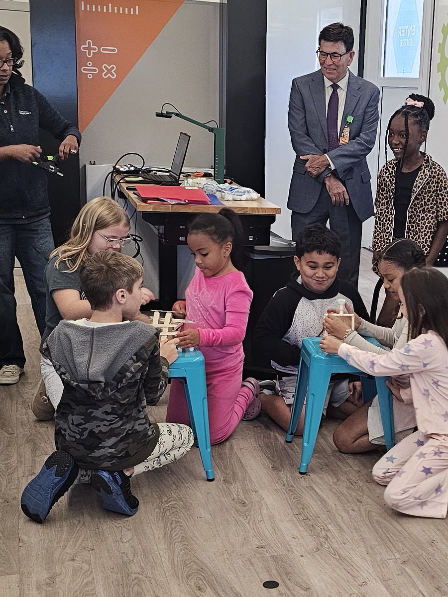 Thank you Dr. Brown for coming and watching our little engineers in the Texas Mobile STEM Lab today. #mobileSTEMlab
 #learningundefeated <a href="/HumbleISD/">Humble ISD</a> <a href="/HumbleISD_OFE/">Oak Forest Elementary</a>