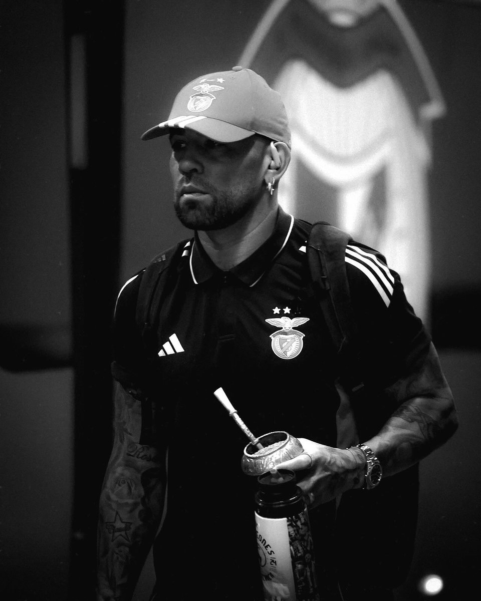 Notamendi30's tweet photo. Semifinales 🔜✨⚽️ @SLBenfica https://t.co/wN22VvMpkk
