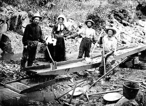 GoldEagleDaily's tweet photo. California Gold Rush: 300,000 people showed up. Only a FEW got rich—and they WEREN’T the miners ‼️ The real winners? Sam Brannan bought pans for 20¢, sold them for $15. Made $155K/day in today’s money. Moral: During a gold rush, sell shovels #SellShovels 💰⛏️ https://t.co/LDN6tKFzkY