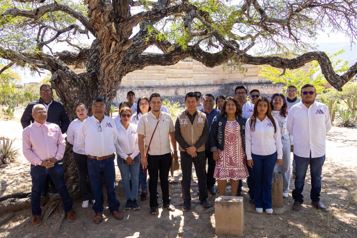 Ambiente_GobOax's tweet photo. 🌳 Compromiso con la naturaleza en San Pablo Villa de Mitla 🌳

Durante las actividades de las Caravanas del Medio Ambiente Layú Stidu, se visitaron los dos nuevos Árboles Notables, y se realizó la plantación simbólica de un árbol, reafirmando el compromiso de la comunidad. https://t.co/kZJHz773px