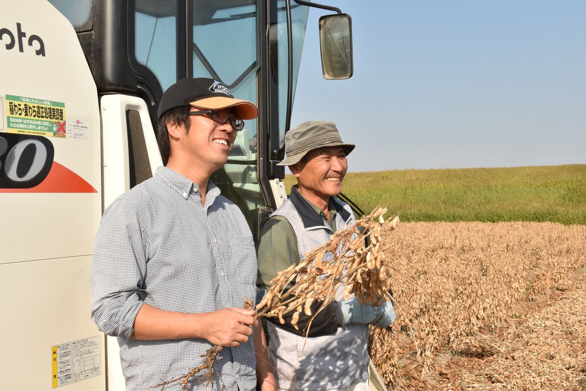 sonomono_JP's tweet photo. 「食べるものを、できるだけ自分たちの手で作る」
そんな当たり前のことが、実は一番難しい。

佐賀県の大豆農家・北原さんが、科学農薬・化学肥料に頼らずに育てた大豆が“そのもの納豆”の原点です。

自然と人の力で、日本の食を守る。
それが、私たちの小さな誇りです。
#国消国産 #国産大豆 https://t.co/iofWJiCpEA