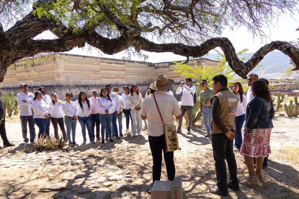 Ambiente_GobOax's tweet photo. 🌳 Compromiso con la naturaleza en San Pablo Villa de Mitla 🌳

Durante las actividades de las Caravanas del Medio Ambiente Layú Stidu, se visitaron los dos nuevos Árboles Notables, y se realizó la plantación simbólica de un árbol, reafirmando el compromiso de la comunidad. https://t.co/kZJHz773px