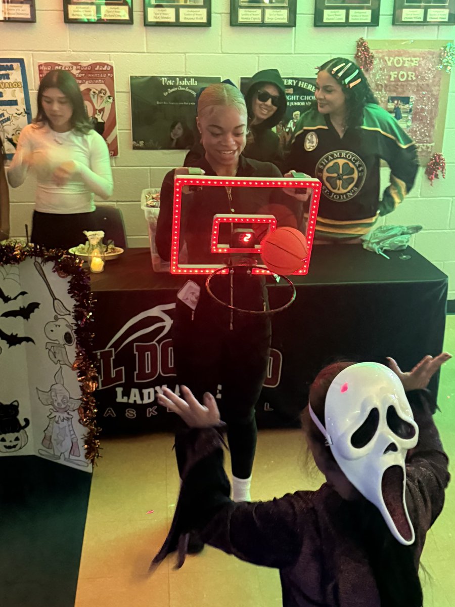 Coach_RHancock's tweet photo. Super proud of our Lady Aztecs for coming together for the Empire SpooktAztec! Tons of laughs and candy as well! #FamilyBusiness @EDAztecs_HS @ELDO_GBBall https://t.co/nnKQeqC7zT