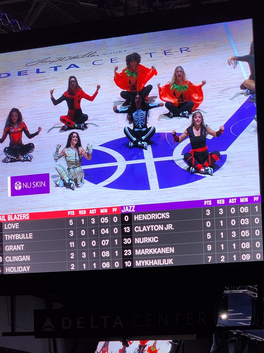 ChalupaDad's tweet photo. Thanks for performing in Blazers colors tonight @UtahJazzDancers!! https://t.co/3uidXAnQZ8