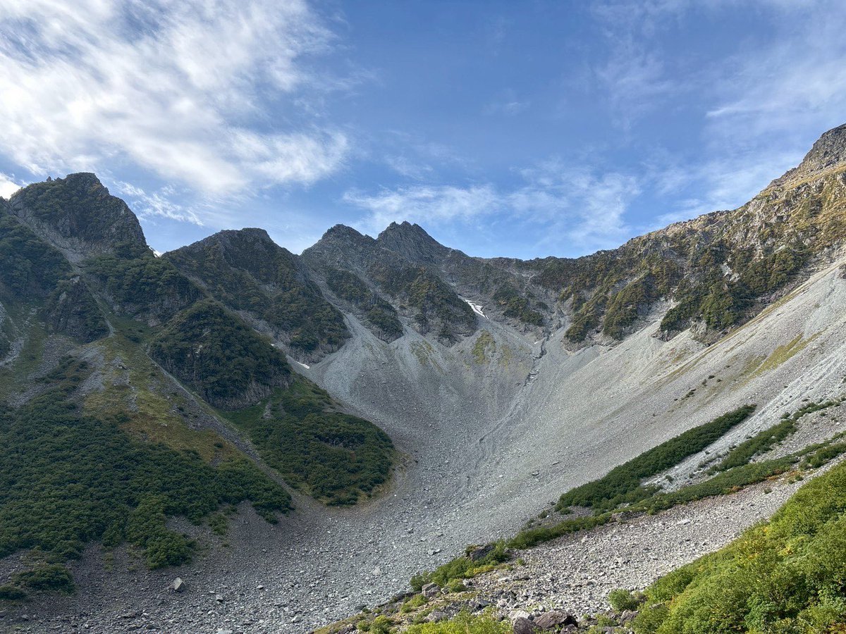 TWVjp's tweet photo. 9/22-24で北穂、奥穂、前穂に行きました。天候に恵まれ、景色を楽しむことができ、とても満足感のある山行になりました。
#北穂高岳
#奥穂高岳
#前穂高岳
#涸沢
#上高地
#東大ワンゲル
#twv https://t.co/10GSPqTV2S