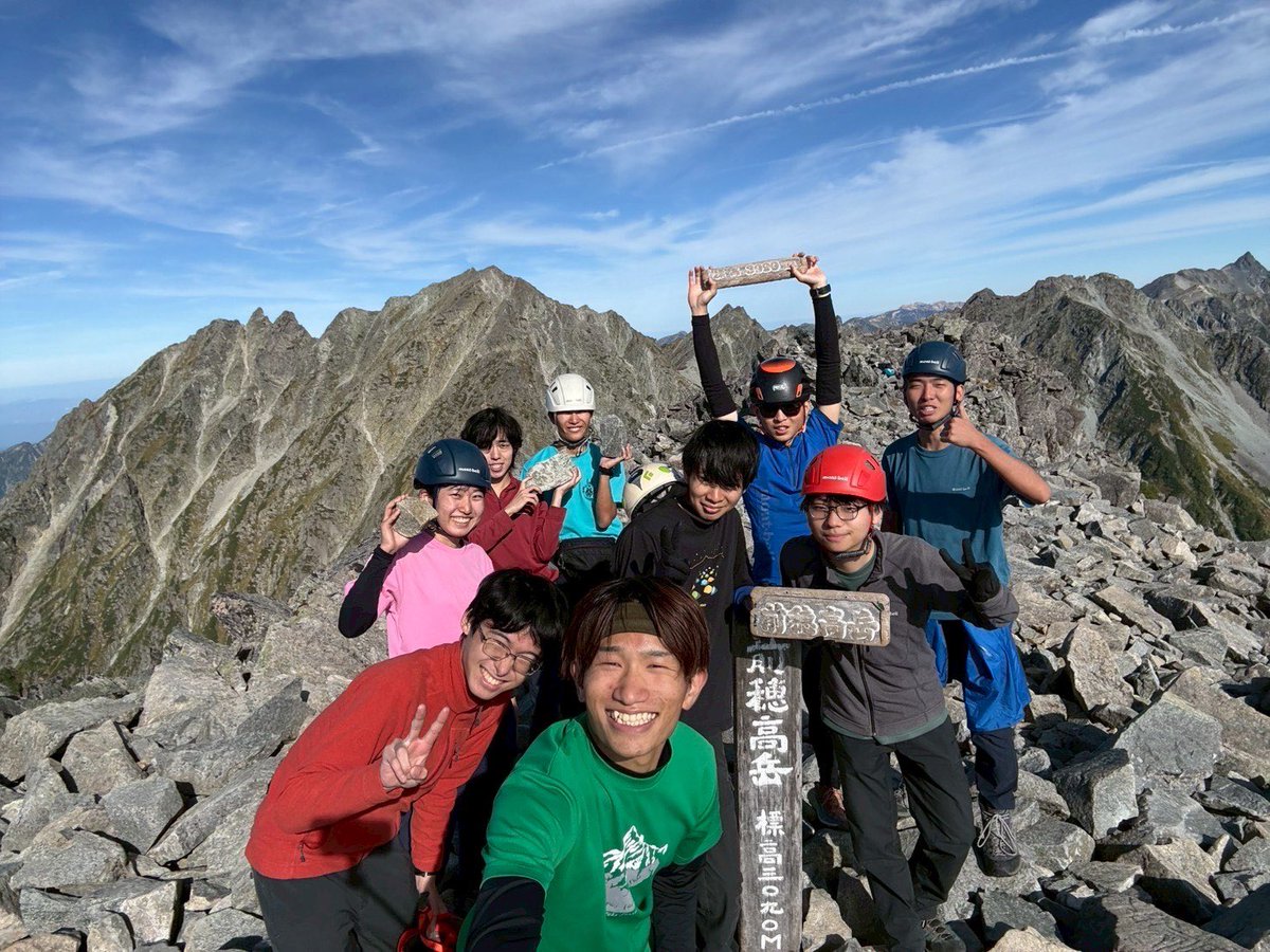TWVjp's tweet photo. 9/22-24で北穂、奥穂、前穂に行きました。天候に恵まれ、景色を楽しむことができ、とても満足感のある山行になりました。
#北穂高岳
#奥穂高岳
#前穂高岳
#涸沢
#上高地
#東大ワンゲル
#twv https://t.co/10GSPqTV2S