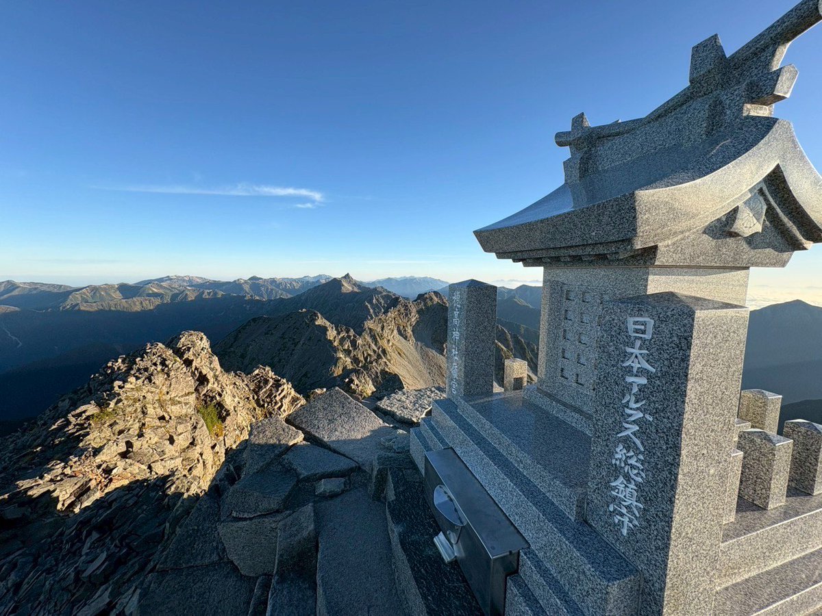 TWVjp's tweet photo. 9/22-24で北穂、奥穂、前穂に行きました。天候に恵まれ、景色を楽しむことができ、とても満足感のある山行になりました。
#北穂高岳
#奥穂高岳
#前穂高岳
#涸沢
#上高地
#東大ワンゲル
#twv https://t.co/10GSPqTV2S