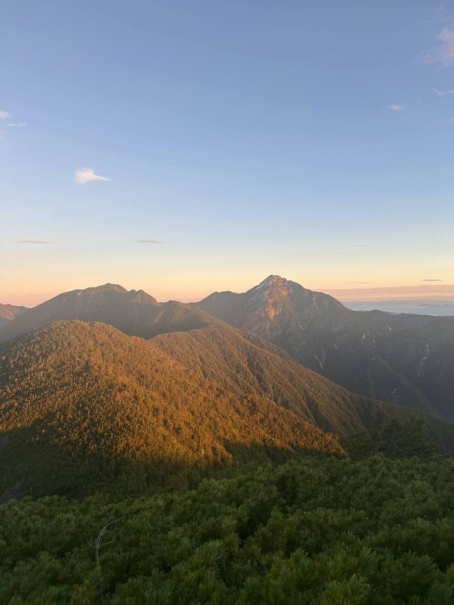 TWVjp's tweet photo. 夏合宿として8/4-19に南アルプスを縦走しました。畑薙ダムから入山し、主稜線を縦走しながら光岳を除く南アの百名山9座を繋いで夜叉神峠へ下りました。TWV最長？の夏合宿は山あり谷ありの16日間でした。
#夏合宿
#南ア
#twv
#東大ワンゲル
#東大
#縦走
#登山 https://t.co/0P7biRuFTs
