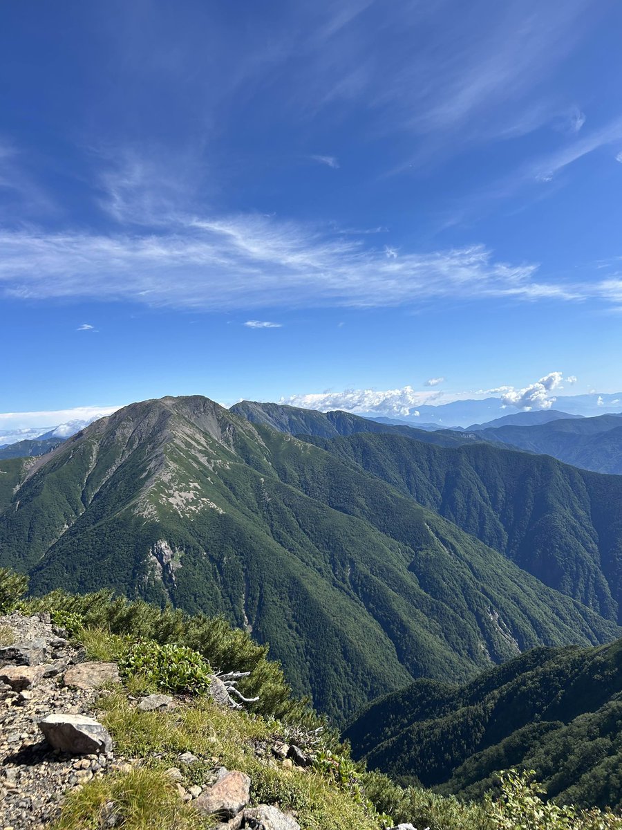 TWVjp's tweet photo. 夏合宿として8/4-19に南アルプスを縦走しました。畑薙ダムから入山し、主稜線を縦走しながら光岳を除く南アの百名山9座を繋いで夜叉神峠へ下りました。TWV最長？の夏合宿は山あり谷ありの16日間でした。
#夏合宿
#南ア
#twv
#東大ワンゲル
#東大
#縦走
#登山 https://t.co/0P7biRuFTs