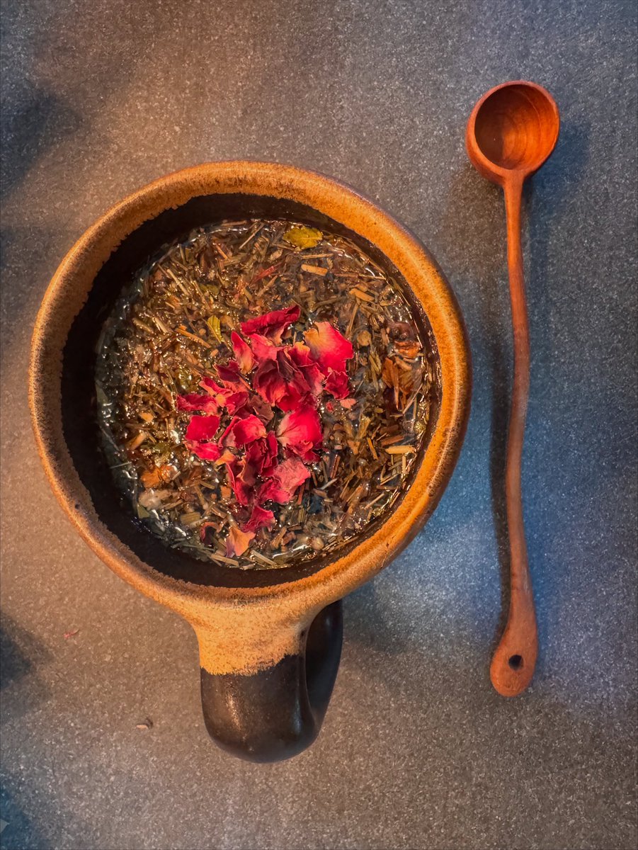 Vanderocker's tweet photo. From a Witch’s Kitchen✨✨✨

✨Tea for treating inflammation, dry skin + hair + organs, poor mood + energy, delicate bone health, and stomach ailments. 

✨Also helps heartache, cultivating physical + energetic strength, vitality, hex breaking, emotional healing, enhance psychic vision, supporting healing + balance. 

✨Agrimony + Angelica + Horsetail + Rose + Cinquefoil + Marshmallow + Damiana

#witchcraft #herbalism #shamantea #herbaltea #medicine #herbs #spellwork #kitchenwitch #soulfood #healing