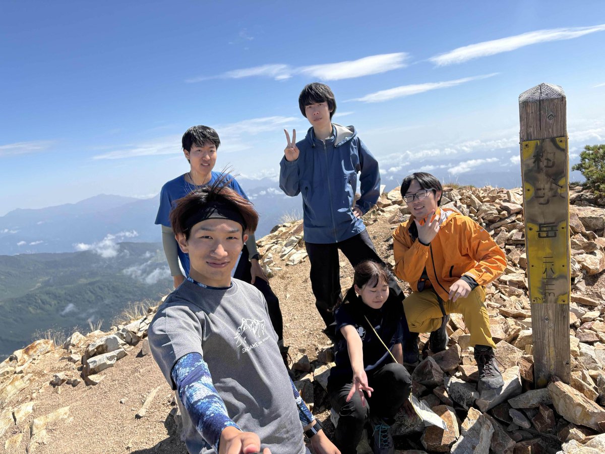 TWVjp's tweet photo. 9/15-18で秋企画で白馬三山、雪倉岳、朝日岳に行きました。アプローチが長く雨に悩まされる場面もありましたが、なんとか完遂！
主要なピークでは晴天に恵まれ、特に白馬三山を晴れの中で歩けてよかったです
#白馬
#白馬三山
#twv
#東大ワンゲル
#縦走
#登山 https://t.co/gJMDdehwNM