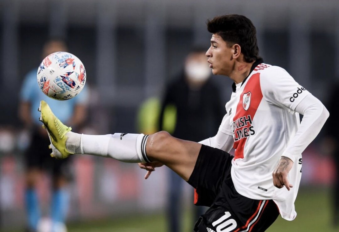Carrascal siempre fue un genio, siempre jugó igual. Había nacido para ser el 10 perfecto para River, pero los hinchas son muy burros y le contaban cuantas pelotas perdía en vez de como jugaba.

Que jugador nos perdimos. Una pena.