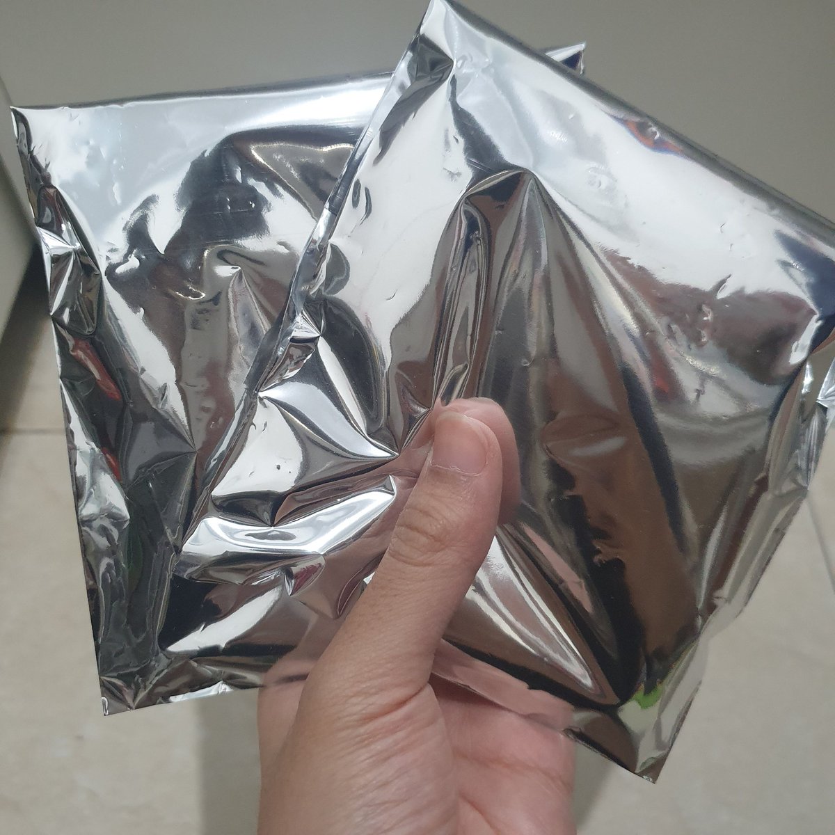 alpacaragus's tweet photo. Wts toploder "blind box" editions. 

Kiri = 50k (exc admin)
Kanan ada keyringnya = 55k (exc admin) 

Ini designnya basic cream bunga" tpi warnanya beda" isinya ya. https://t.co/rGV6LtotjW
