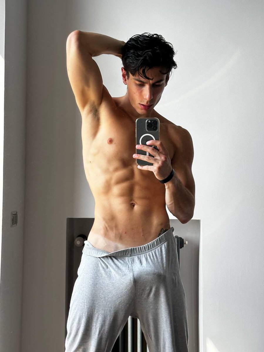 KaylaNewKay's tweet photo. Built like your boyfriend, but not yet your boyfriend 😉🏳️‍🌈 https://t.co/kTIWlWCzma