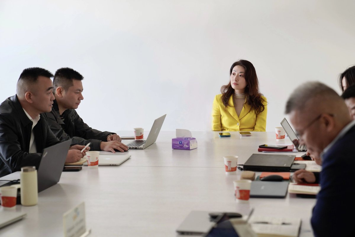 yicaichina's tweet photo. Kelly Zong, president of #Hongsheng Beverage, held a work meeting in Hangzhou yesterday as her first public appearance after stepping down as the chair of Chinese beverage titan #Wahaha, according to Hongsheng, the producer and distributor of Wahaha-branded products. https://t.co/w1ENqH73pr