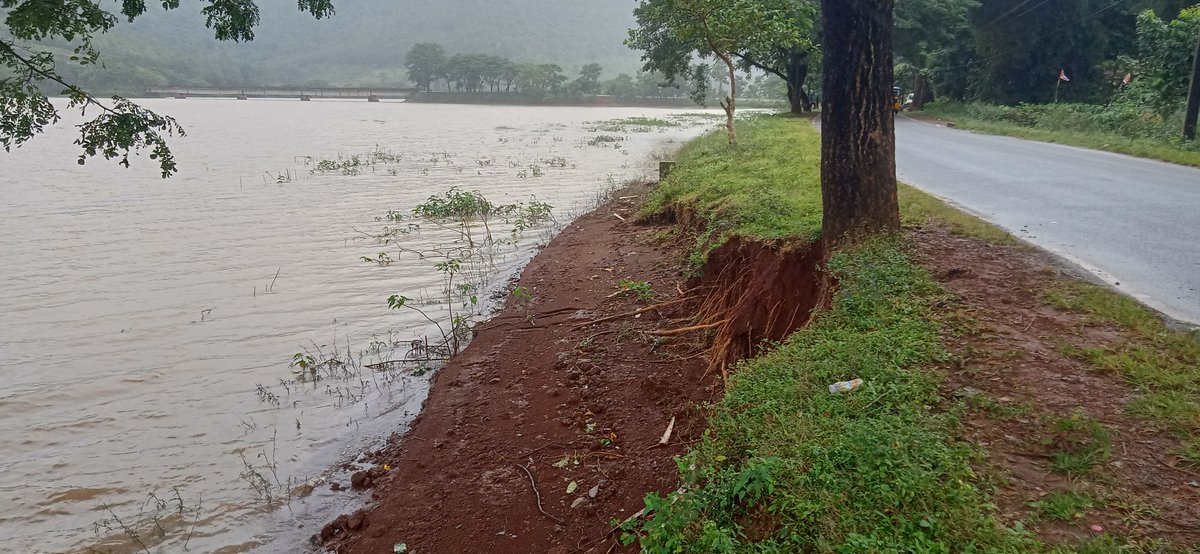 shan92648's tweet image. @CMO_Odisha @MohanMOdisha @RDOdisha @PRDeptOdisha @RabiNaikBJP @rdmodisha @PWD_Odisha @SecyChief  @JanaSunani @koraputdm @ZP_Koraput @BDO_Nandapur ତୁରନ୍ତ ଏଥିପ୍ରତି ଦୃଷ୍ଟି ଦେଇ ପଥର ବନ୍ଧ ନିର୍ମାଣ କରାଯାଉ ନ ହେଲେ ପାତାଳ ନଦୀର ପାଣି ରାସ୍ତାକୁ ଧୋଇ ନେଇଯିବି।