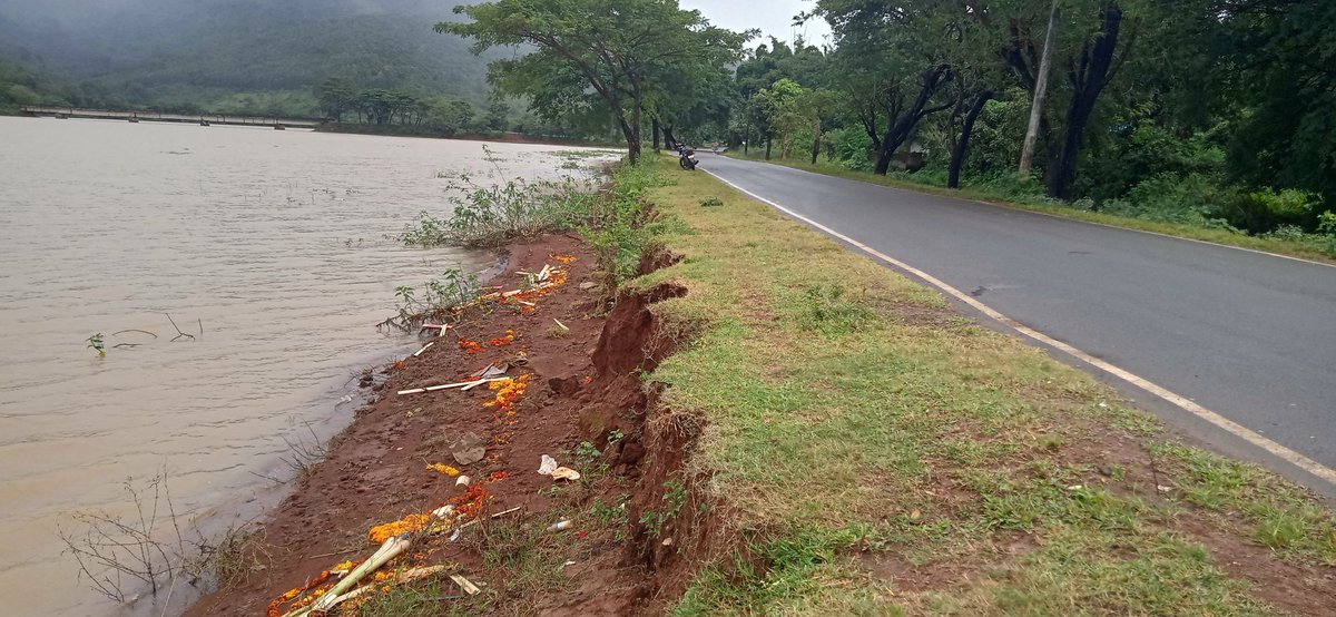 shan92648's tweet image. @CMO_Odisha @MohanMOdisha @RDOdisha @PRDeptOdisha @RabiNaikBJP @rdmodisha @PWD_Odisha @SecyChief  @JanaSunani @koraputdm @ZP_Koraput @BDO_Nandapur ତୁରନ୍ତ ଏଥିପ୍ରତି ଦୃଷ୍ଟି ଦେଇ ପଥର ବନ୍ଧ ନିର୍ମାଣ କରାଯାଉ ନ ହେଲେ ପାତାଳ ନଦୀର ପାଣି ରାସ୍ତାକୁ ଧୋଇ ନେଇଯିବି।