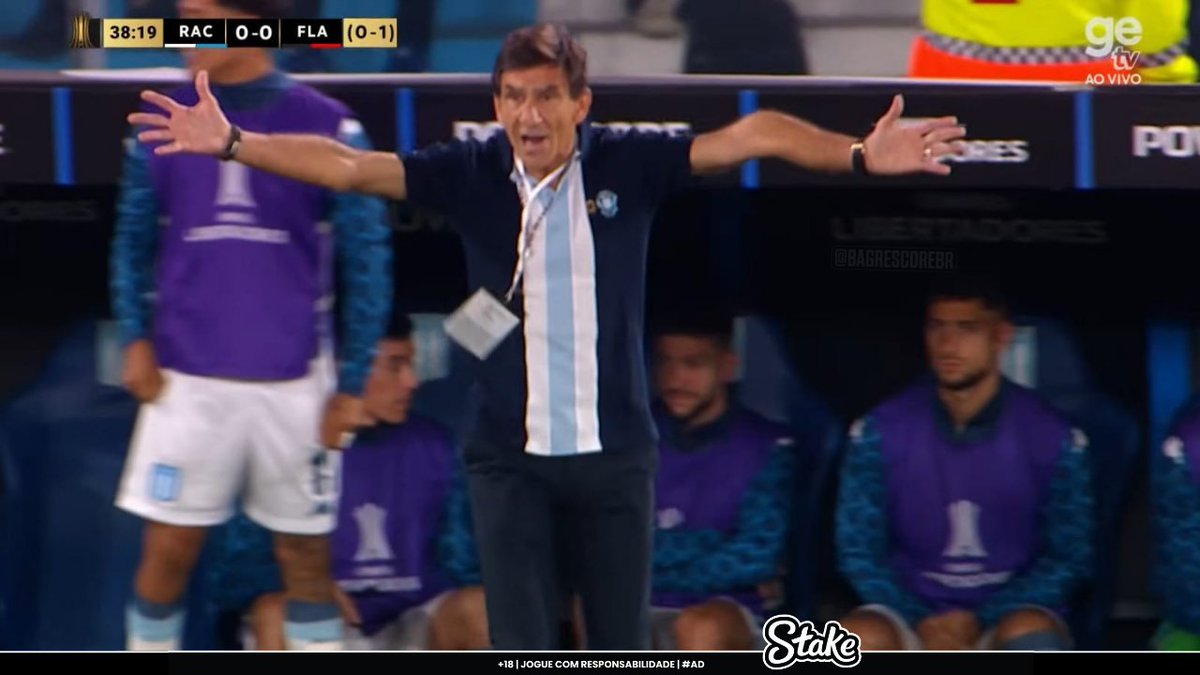 fuckingfogeid's tweet photo. Braço do técnico do Racing que distorce o tecido do espaço-tempo https://t.co/9KA3igjZnD