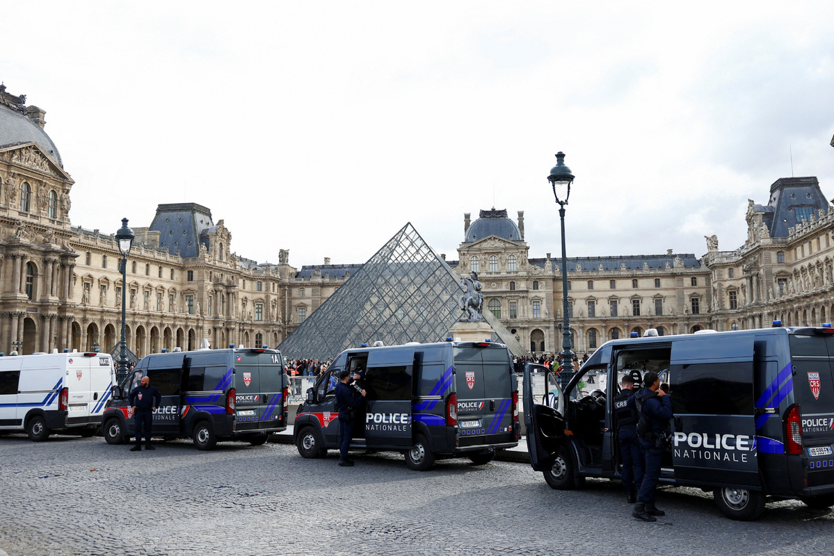 ChinaDaily's tweet image. Two men suspected of involvement in the recent jewel heist at the #LouvreMuseum have been placed under formal investigation and remanded in custody, French broadcaster BFMTV reported Wednesday evening. bit.ly/4qAisQk