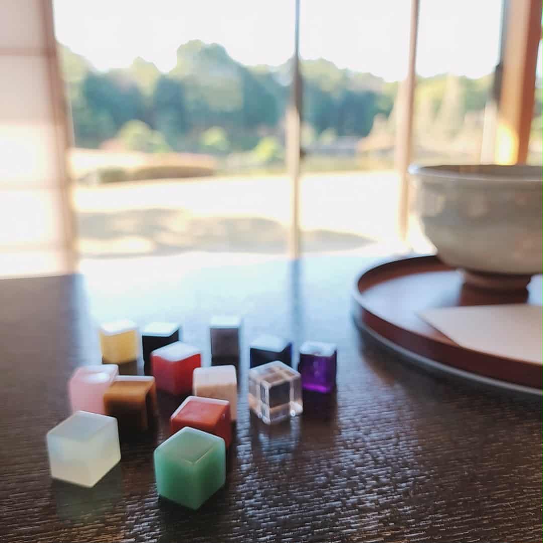 LifeStone_Japan's tweet photo. 静かな朝。
湯気の向こうで、色がゆっくりと目を覚ます。
惹かれる色には、今の心の声が映る。
焦りも、迷いも、優しさも——
全部、その日の自分を教えてくれる。
たったひとつの色が、
今日を整えるきっかけになる。
#ライフストーン #天然石 #チャクラカラー #癒し #整う時間 #LifeStone https://t.co/hmuV7I68zC