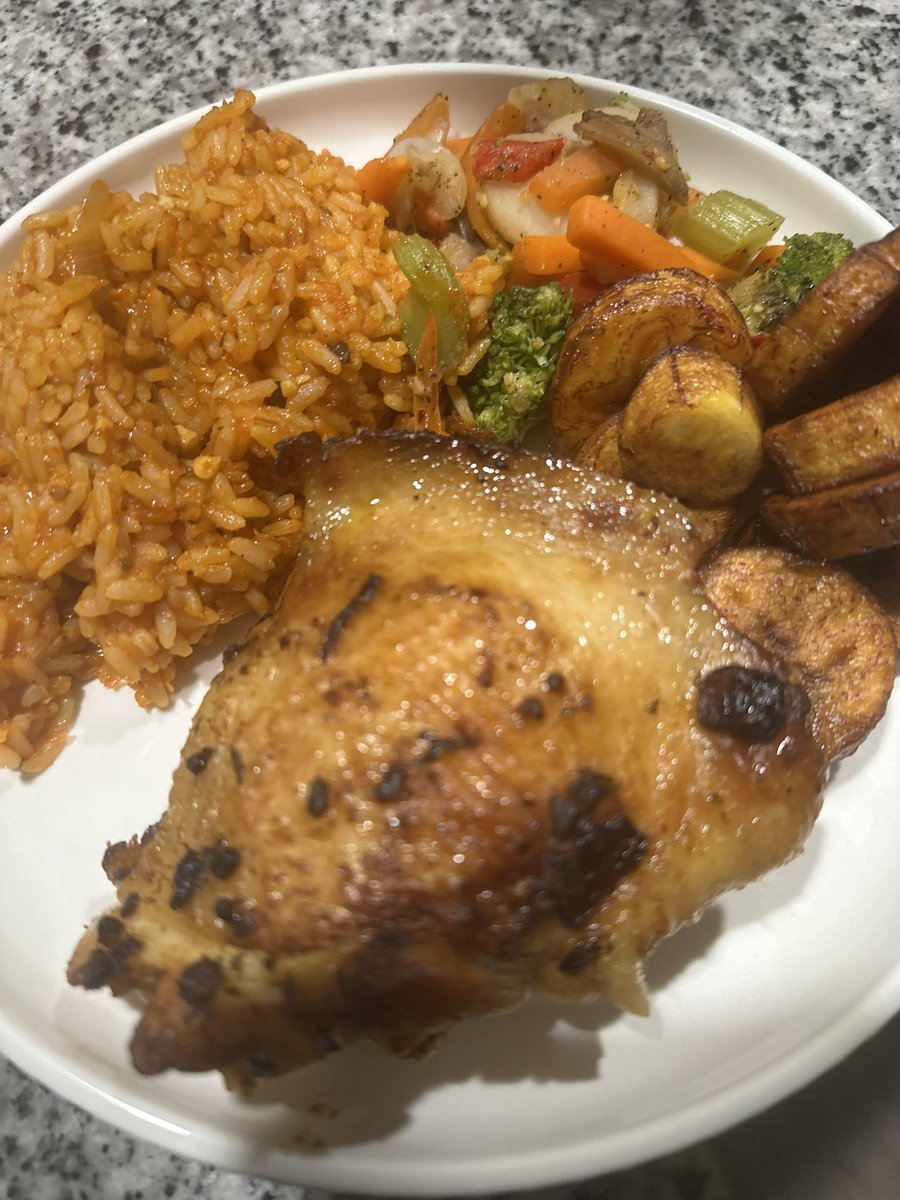 __mevi's tweet photo. All Home cooked! 👩🏾‍🍳 https://t.co/qwz76Fa5KG