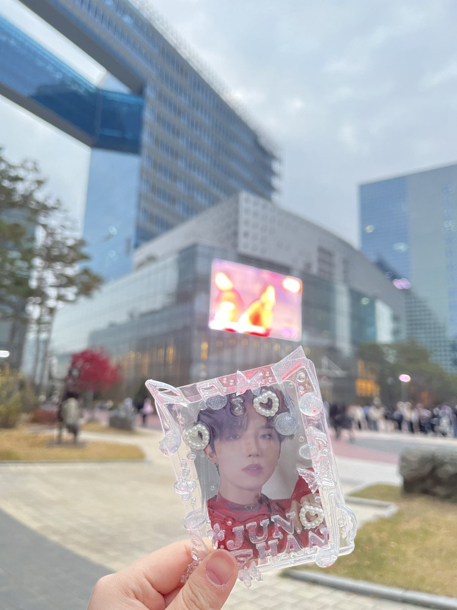 XH_bori's tweet photo. 제 이름이 익숙하신가요? 맞아요 계폭했다가 다시 돌아왔습니다 껄껄 https://t.co/sXSHAiCCZx