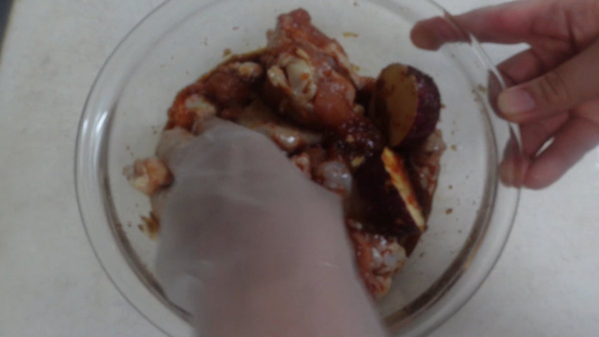 ouchi_kitchen7's tweet photo. クッキングパパ再現レシピ!「手羽元のゴロゴロ蒸し」を作ってみました。
手羽元はナシやたまねぎが入るので柔らかく仕上がりました。サツマイモがほくほくして美味しかったです。
 #手羽元　#さつまいも　#唐辛子
https://t.co/WwRzS7RRiU https://t.co/kWNrxYIK2M