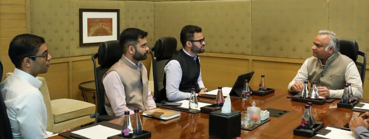 PriyankKharge's tweet image. Had a very engaging and constructive discussion with the team at @ZeptoNow on strengthening collaborations with the Government across innovation, logistics and workforce enablement.
We also deliberated on the future roadmap for the Gig Economy Workers Bill, focusing on how…