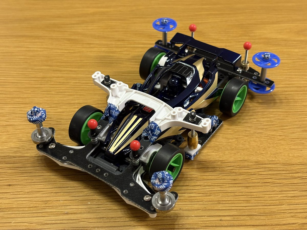 tomobs_mini4wd's tweet photo. 久々の予算リモートレース
考えるの楽しい✨
ひとまず完成💨
ボディは安定のtomobsカラー
ストッククラスとオープンを混ぜたような見た目になりました💡
残金は7円ですw
小学生が運営頑張ってくれるので、タミテで保護できるところは念入りに…
#40祭1ch杯
#TeamRemoteRatel https://t.co/BBqFRPjzJd