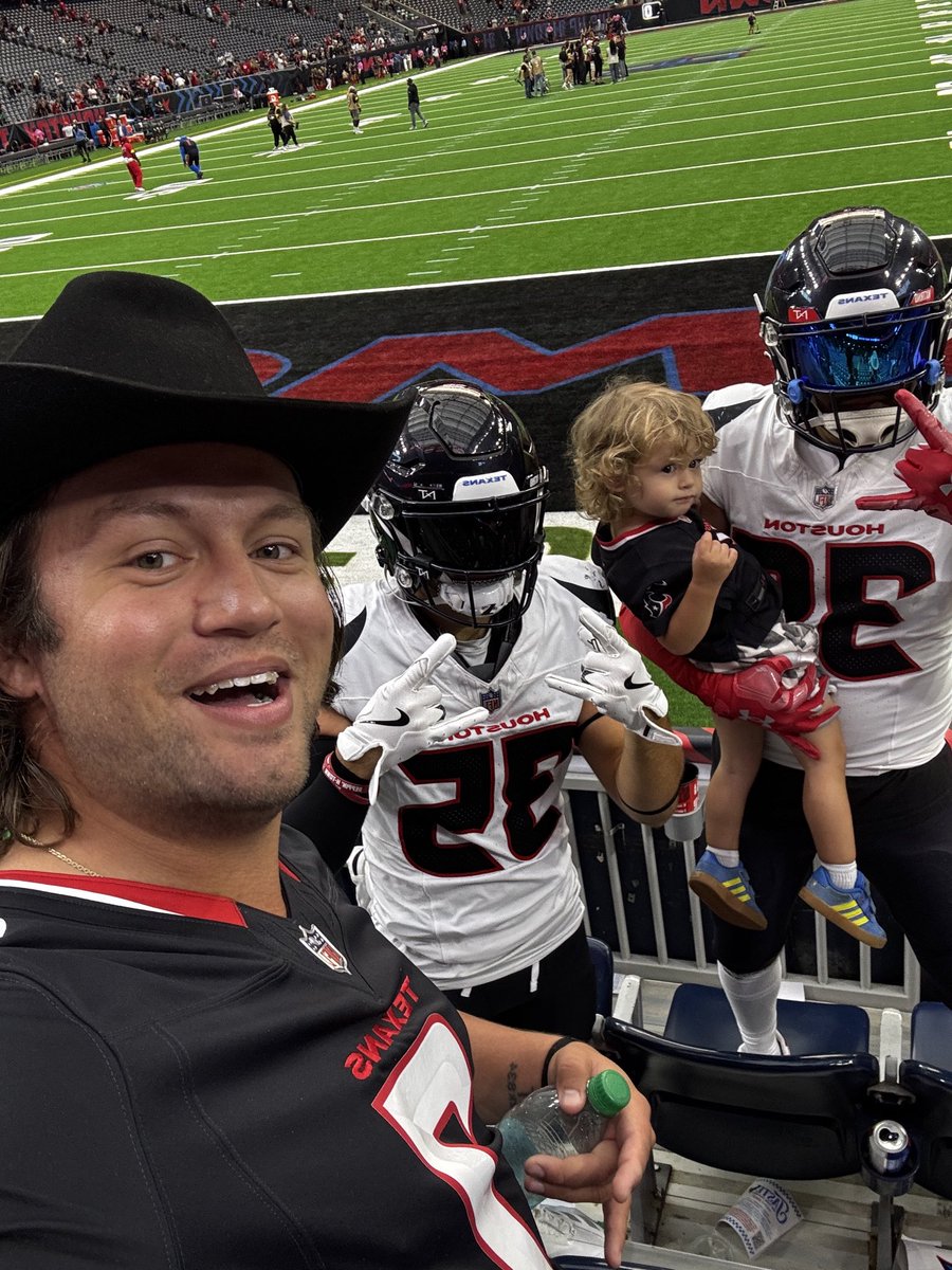 JamesRoyNFL's tweet photo. The Texans Fans of the Year are both on Twitter now! (@Htown12thman and @El_sicario_htx)

Let’s welcome them to Texans Twitter! https://t.co/cQQ8feZwgk